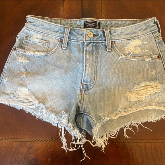 Abercrombie and Fitch Women’s Low Rise Denim Shorts Size 26 - Picture 1 of 5